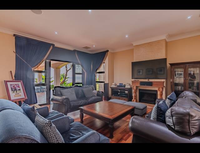 6 BEDROOM HOUSE FOR SALE IN PECANWOOD ESTATE
